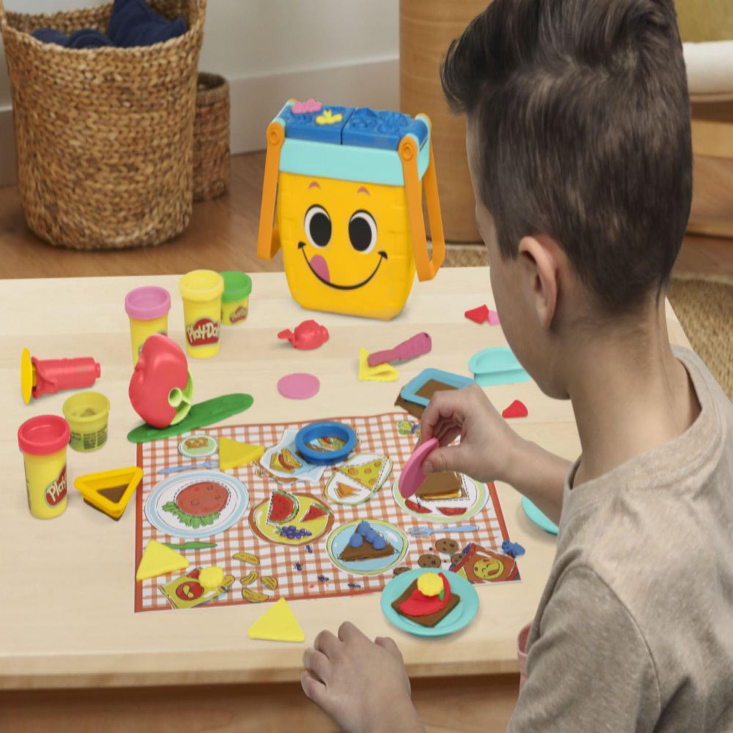 Play-Doh Picnic Shapes Starter Set, Preschool Toys for 3 Year Old Girls & Boys, Preschool Crafts, Play Food, 12 Tools & 6 Modeling Compound Colors