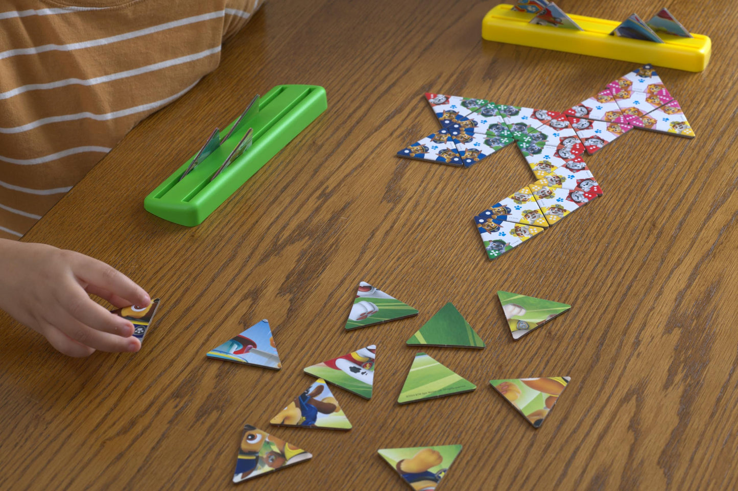 Triominos Junior - Paw Patrol Edition - Dominoes Game for Children from 4 Years Old - 3 Sided Dominoes - Observation and Association Game - Double Sided Triomino or Puzzle