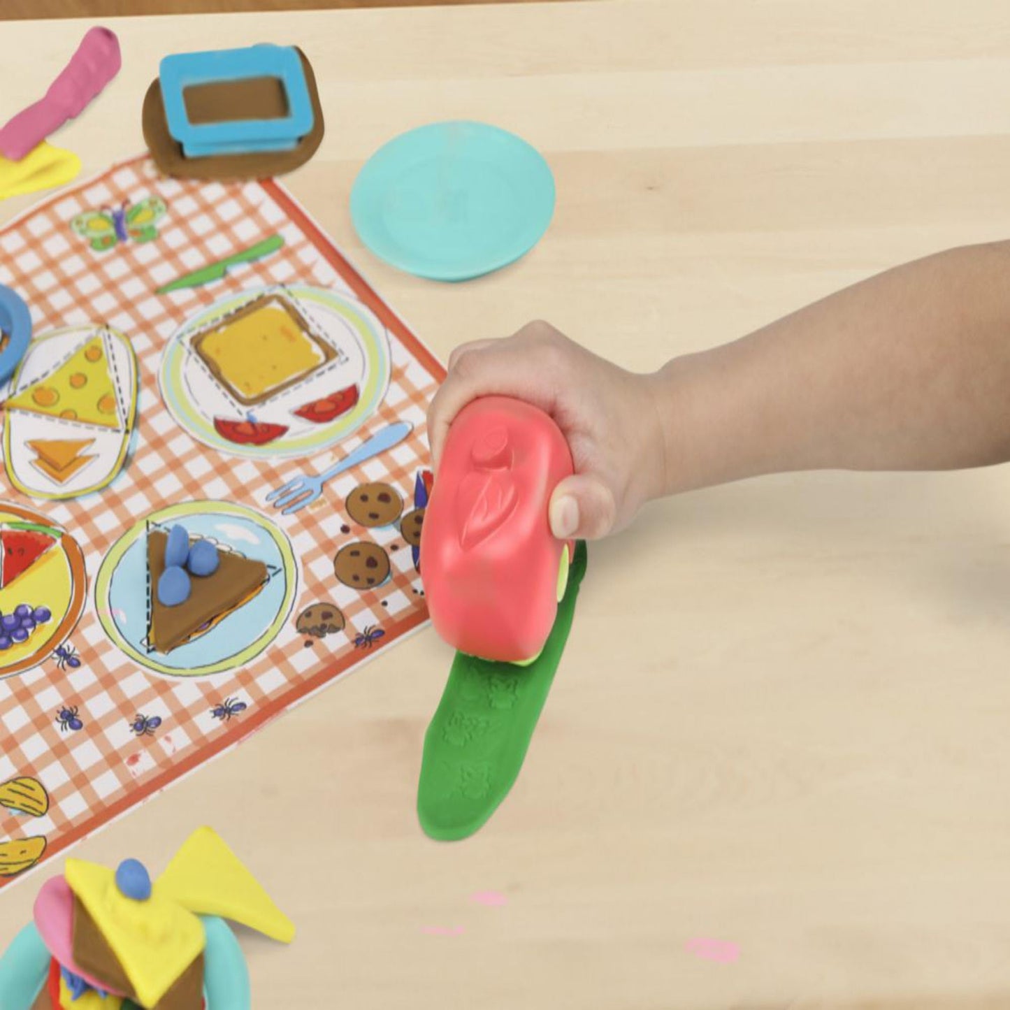 Play-Doh Picnic Shapes Starter Set, Preschool Toys for 3 Year Old Girls & Boys, Preschool Crafts, Play Food, 12 Tools & 6 Modeling Compound Colors