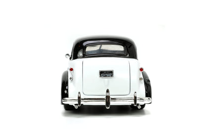 Jada Toys Mr. Monopoly 1:24 1939 Chevrolet Master Deluxe Die-cast Car w/ 2.75" Rich Uncle Pennybags Figure, Toys for Kids and Adults (33230)