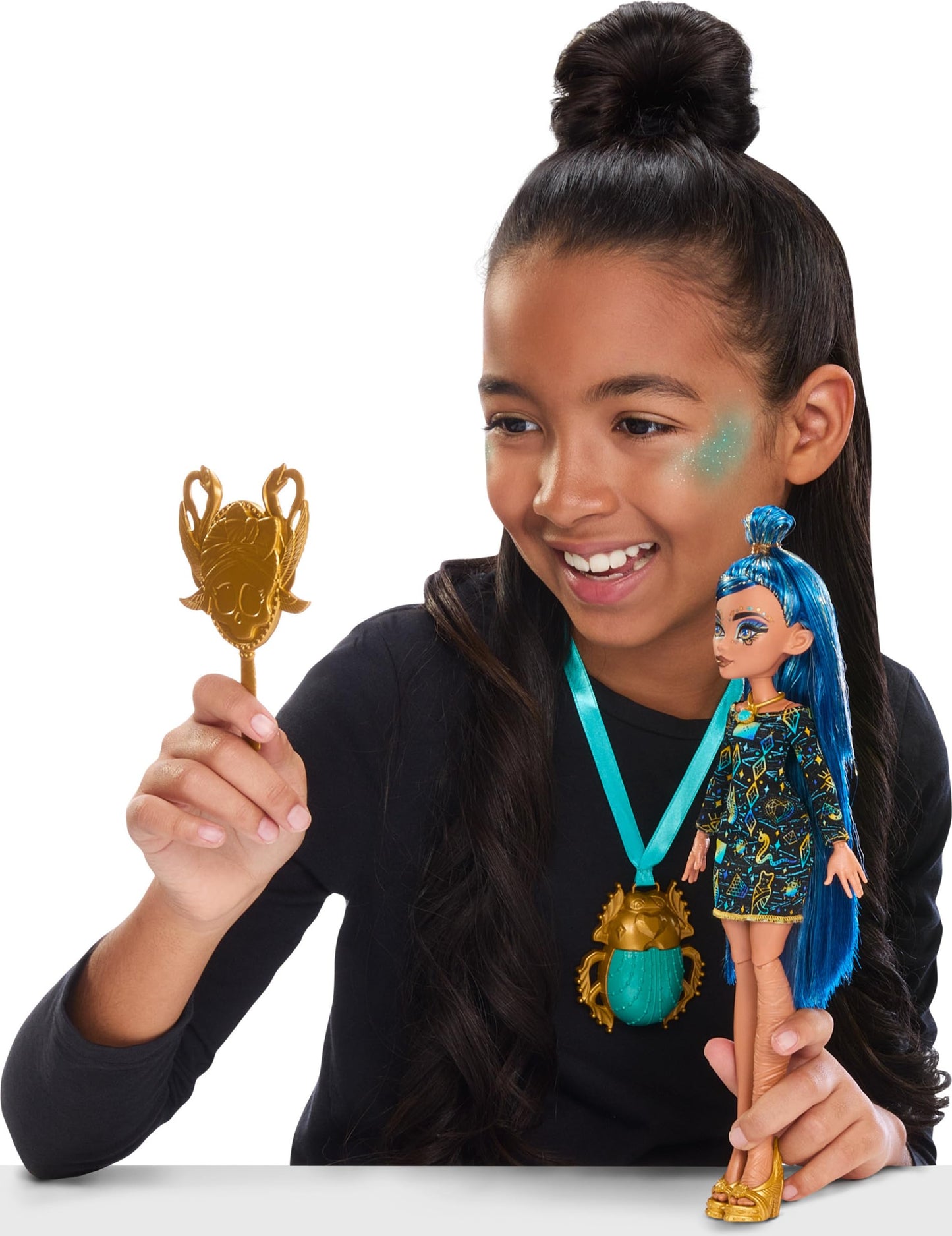 Monster High Doll & Accessories, Cleo De Nile Golden Glam Case Beauty Kit with Tattoos, Stickers & Necklace for Kids