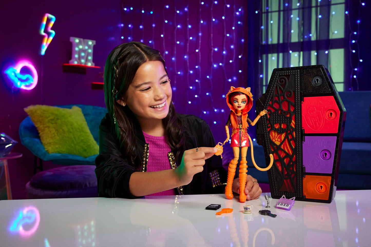 Monster High Skulltimate Secrets Neon Frights Doll & Accessories, Toralei Stripe with Dress-Up Locker & 19+ Surprises